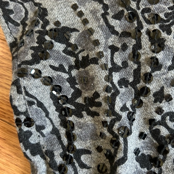 Deep V front, light weight paisley patterned sweater. - Picture 3 of 8